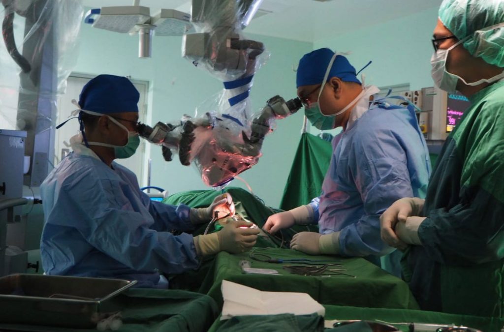 Tim dokter ahli bedah dari KBSC yang sedang melakukan live operasi